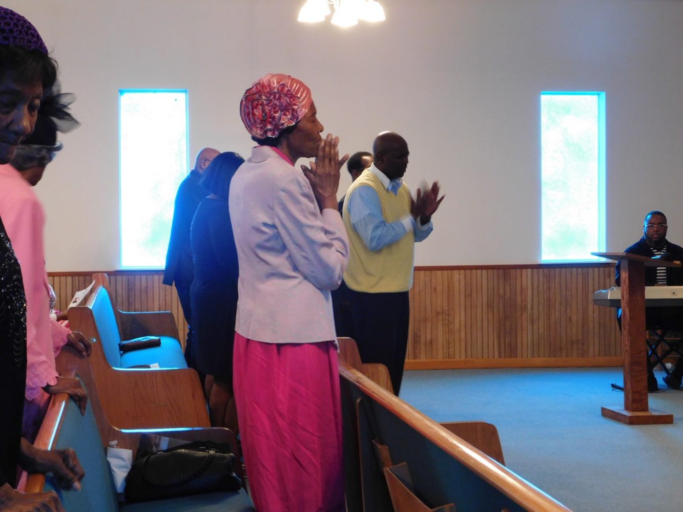 The members of the First Baptist Church of Greenville raise their voices to God for strength in trying times. (Emma Witmer/ WUFT News)